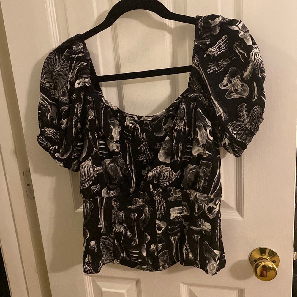 Hot topic bones print black top.